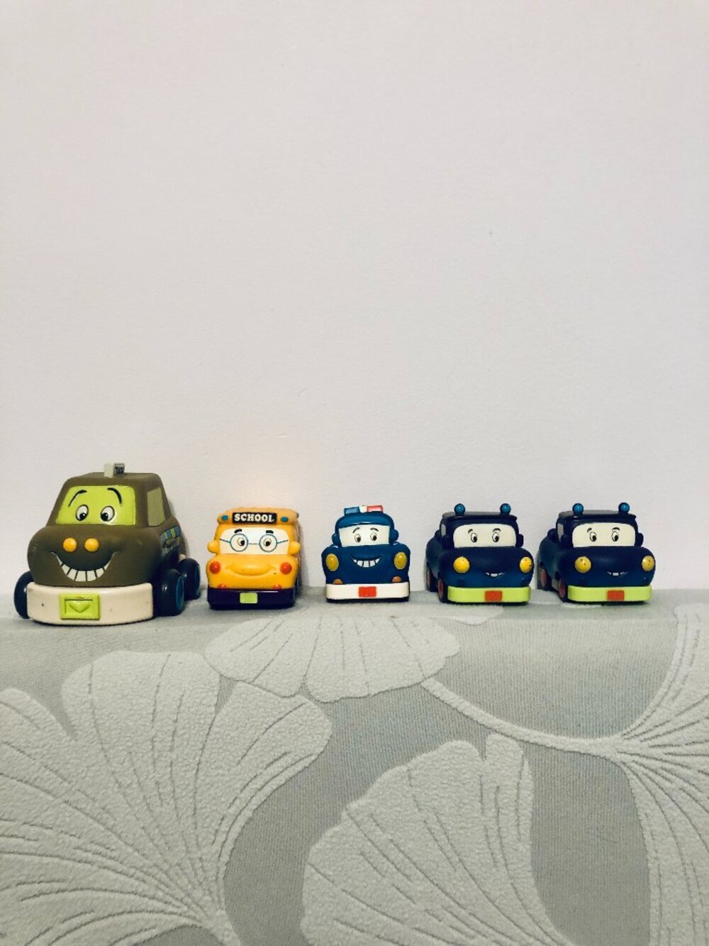 B. Toys Battat Wheeee-ls Pull-backToy Cars Lot of 5 Taxi Bus Police Pickup